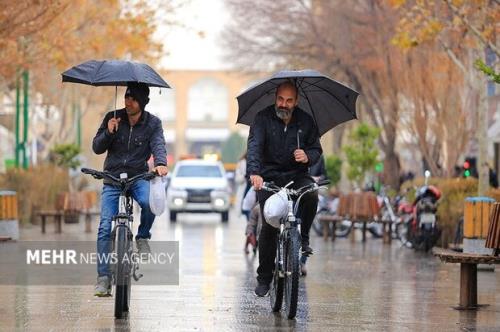هوای بارانی اصفهان آلوده است