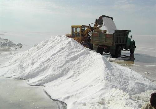 برخورد با عاملین برداشت غیر مجاز نمک از بستر دریاچه ارومیه