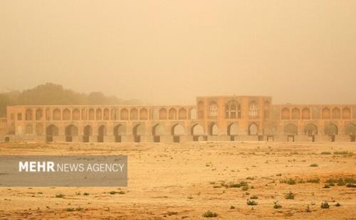 اخطار نارنجی هواشناسی اصفهان در رابطه با ماندگاری توده گردوخاک صادر شد