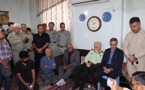 دیدار فرمانده یگان سازمان حفاظت محیط زیست با خانواده شهید محیط بان